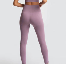 Load image into Gallery viewer, Women&#39;s seamless hyperflex workout set 2 piece
